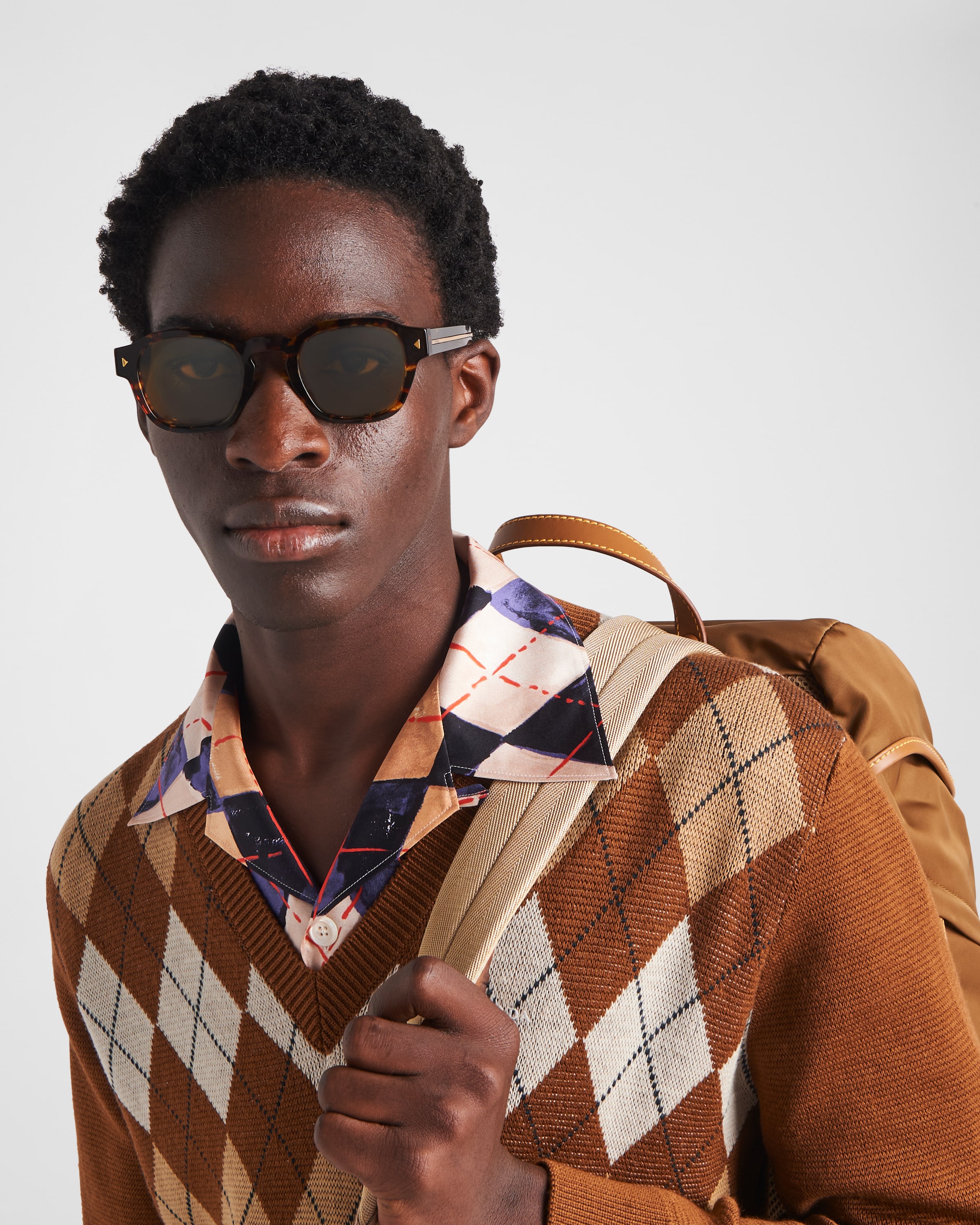 Prada Sonnenbrille Mit Ikonischer Plakette Aus Metall In Honigfarbene Gläser
