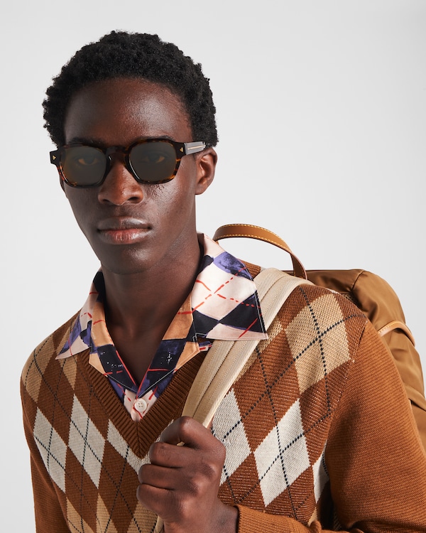 Sunglasses with iconic metal plaque Sunglasses with iconic metal plaque