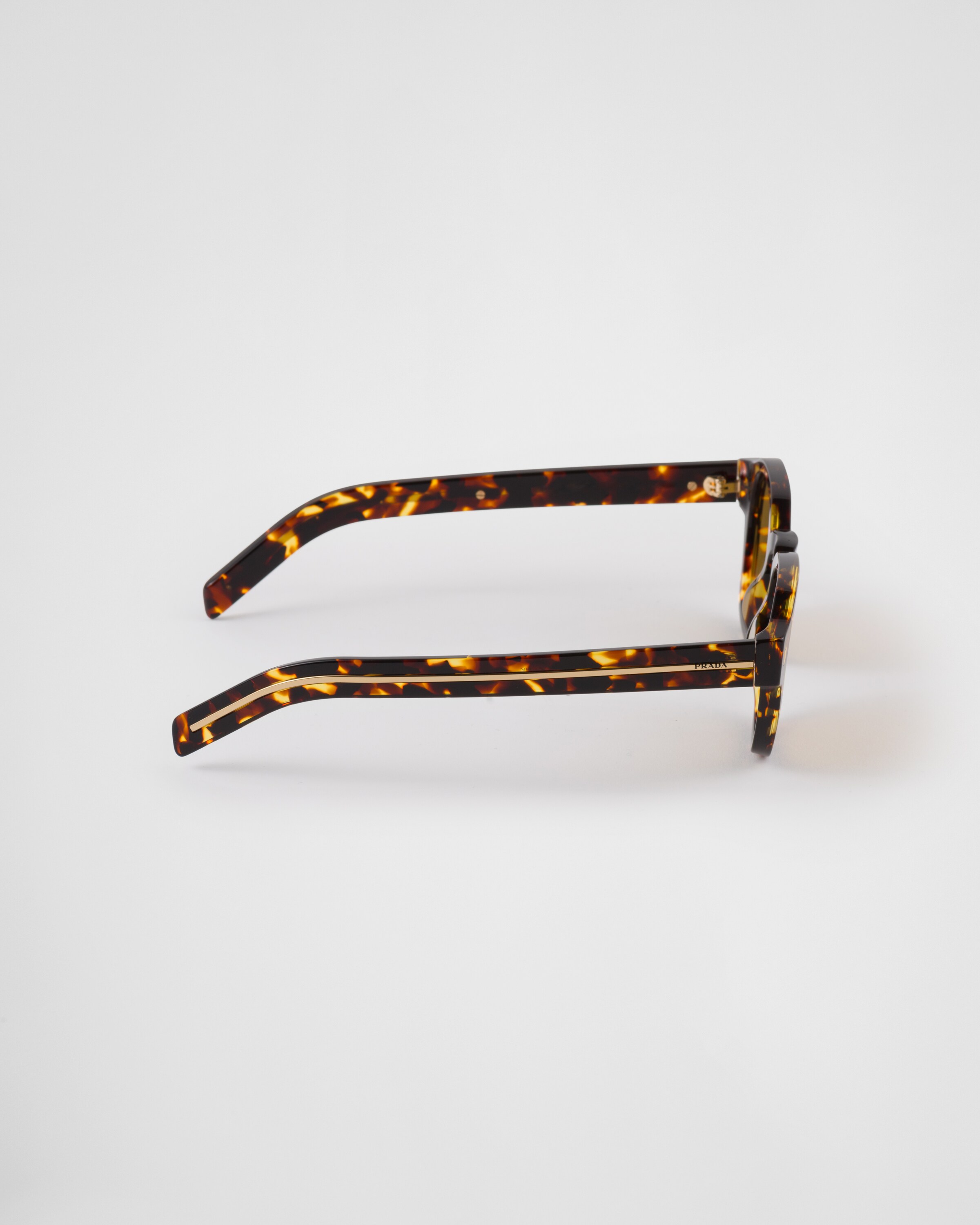 Prada Sonnenbrille Mit Ikonischer Plakette Aus Metall In Honigfarbene Gläser