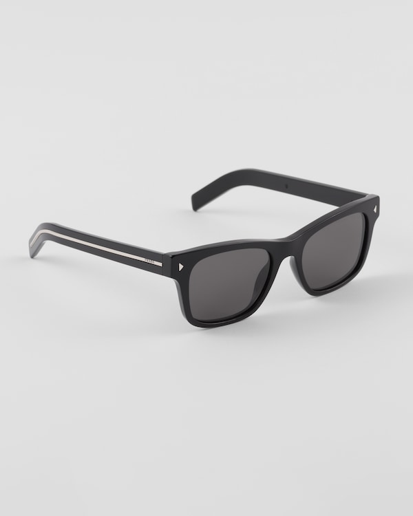 Sunglasses with iconic metal plaque Sunglasses with iconic metal plaque