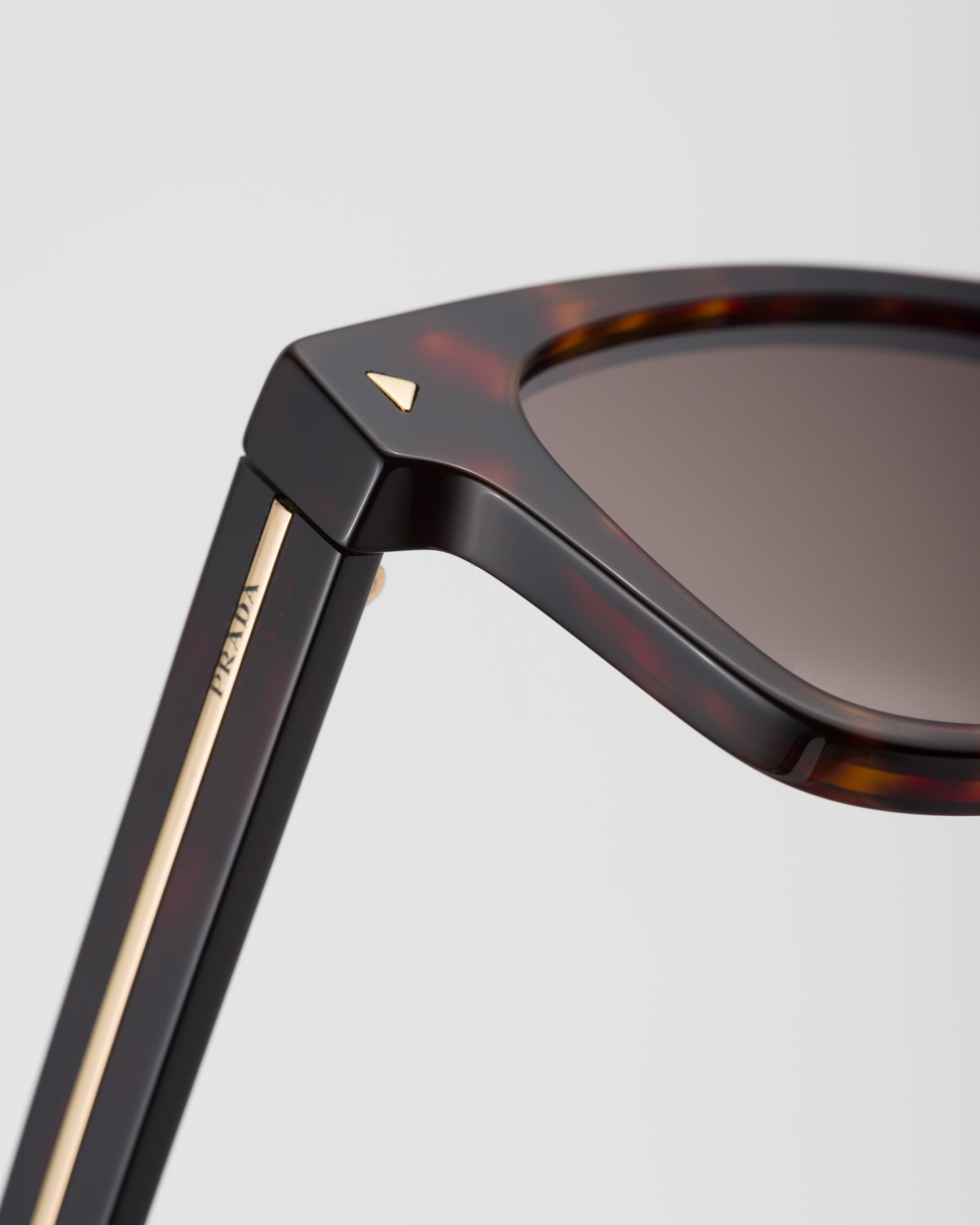 Prada Sonnenbrille Mit Ikonischer Plakette Aus Metall In Walnussbraune Gläser