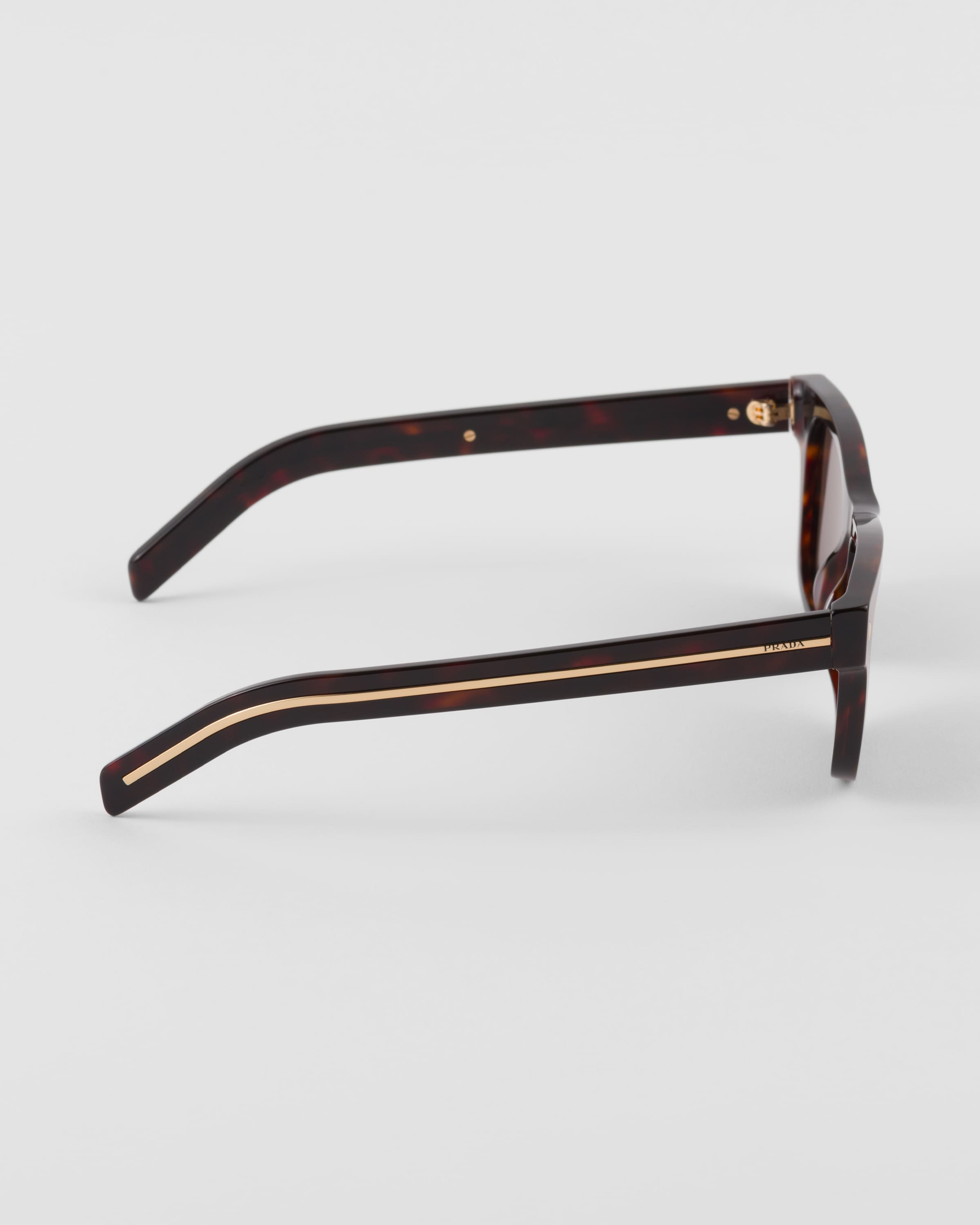Prada Sonnenbrille Mit Ikonischer Plakette Aus Metall In Walnussbraune Gläser