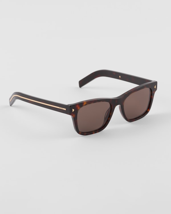 Sunglasses with iconic metal plaque Sunglasses with iconic metal plaque