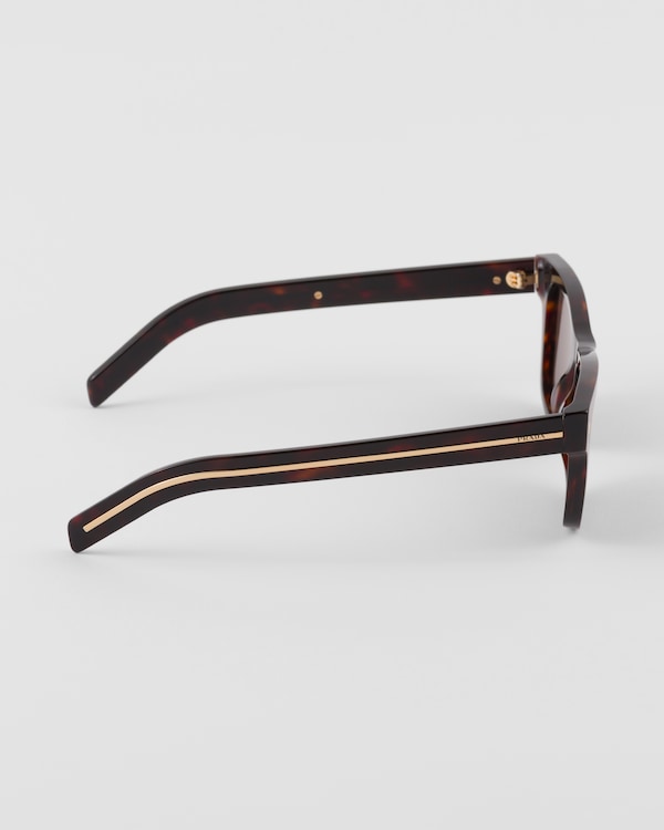 Sunglasses with iconic metal plaque Sunglasses with iconic metal plaque