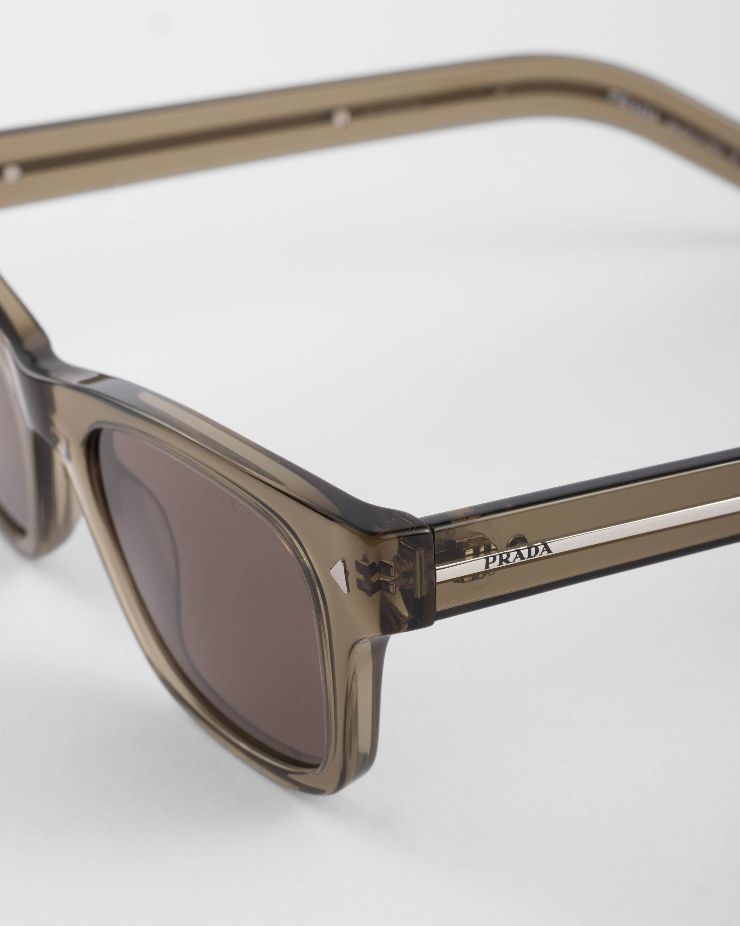 Prada Sonnenbrille Mit Der Ikonischen Plakette Aus Metall In Walnut Brown Lenses
