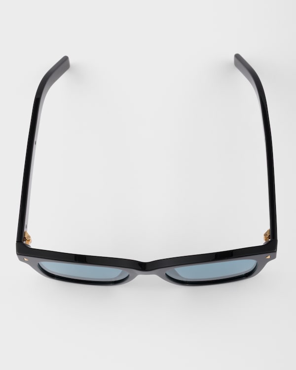 Occhiali da sole con Iconica Placca in metallo - Lenti Turchesi Occhiali da sole con Iconica Placca in metallo - Lenti Turchesi