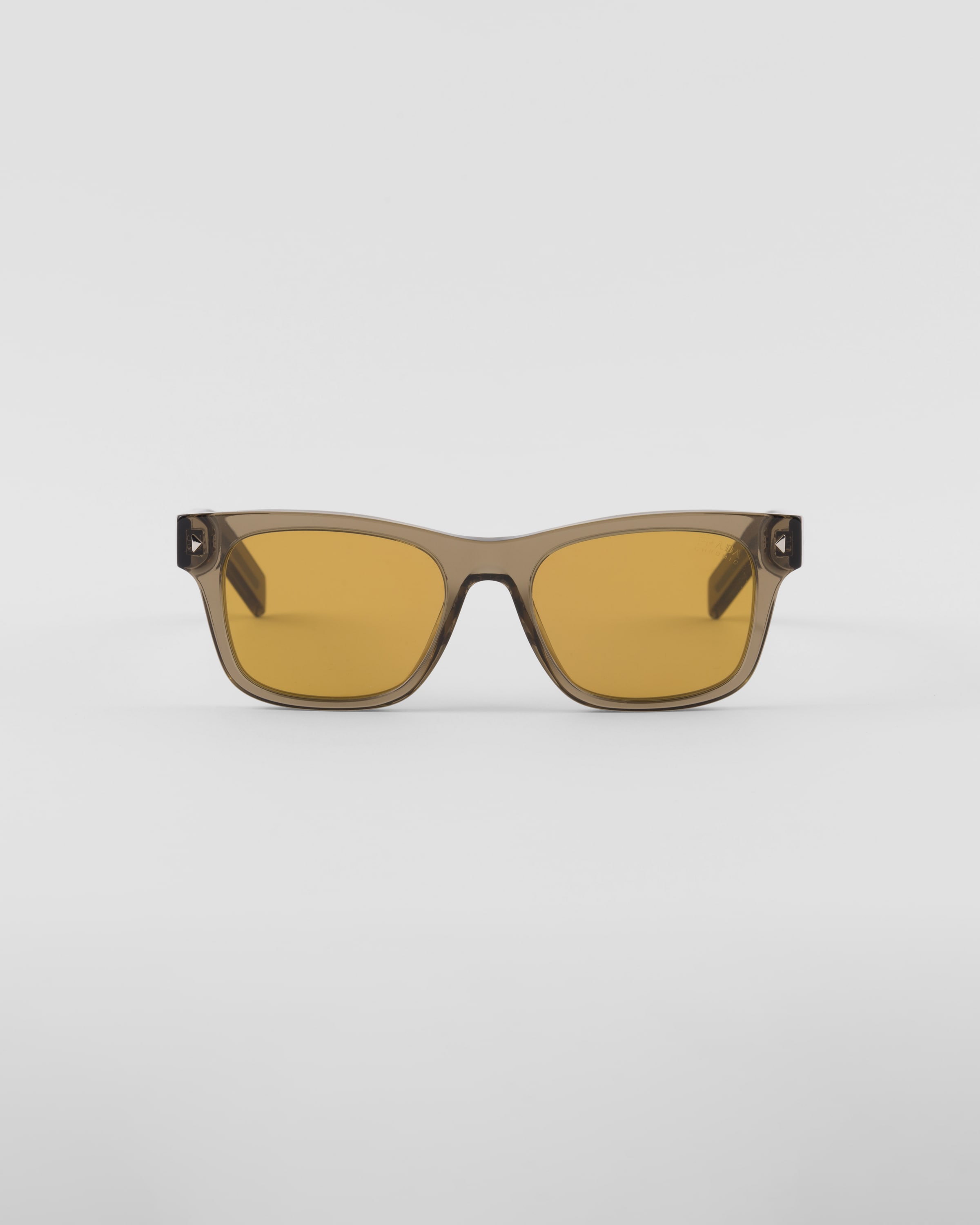 PRADA SONNENBRILLE MIT IKONISCHER PLAKETTE AUS METALL