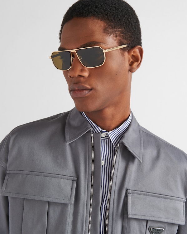 Lunettes de soleil avec plaque iconique en métal Lunettes de soleil avec plaque iconique en métal