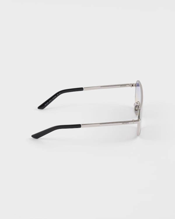 Sunglasses with the iconic metal plaque Sunglasses with the iconic metal plaque