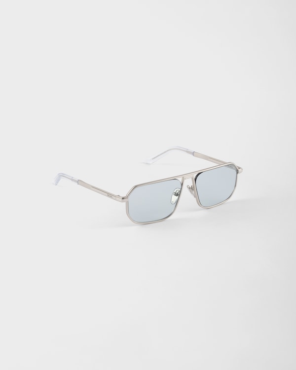 Sunglasses with the iconic metal plaque Sunglasses with the iconic metal plaque