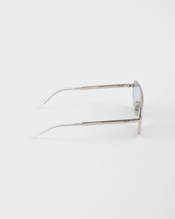 Sunglasses with the iconic metal plaque Sunglasses with the iconic metal plaque