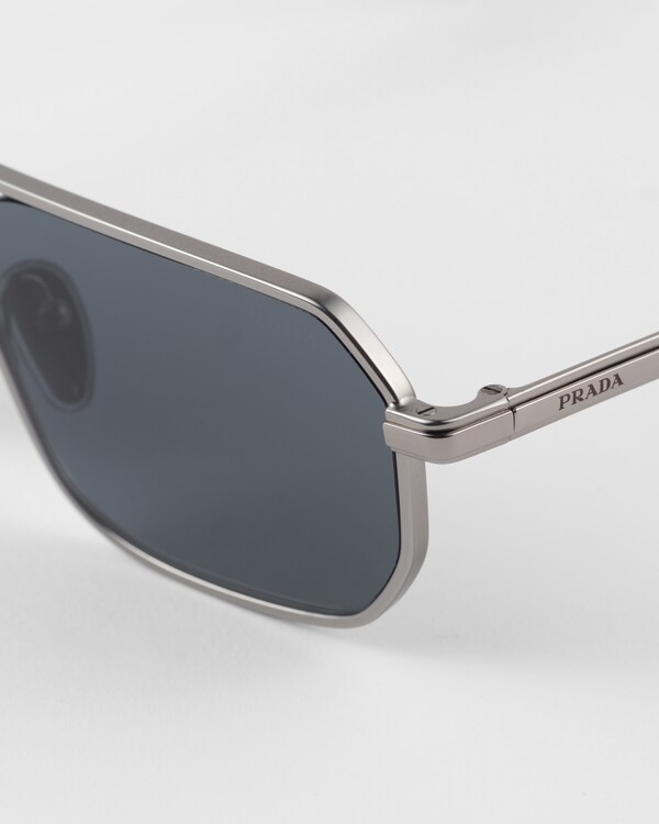 نظارات شمسية بتفاصيل معدنية أيقونية - عدسات باللون الرمادي الجرافيتي نظارات شمسية بتفاصيل معدنية أيقونية - عدسات باللون الرمادي الجرافيتي