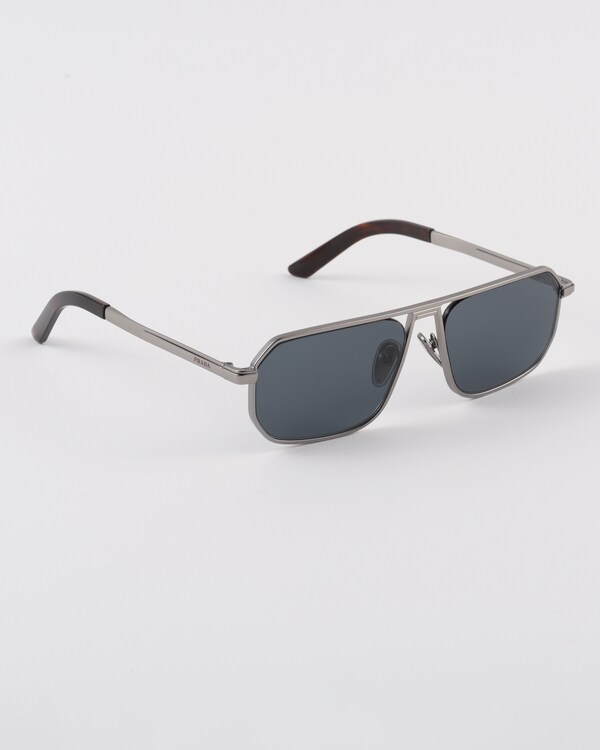 نظارات شمسية بتفاصيل معدنية أيقونية - عدسات باللون الرمادي الجرافيتي نظارات شمسية بتفاصيل معدنية أيقونية - عدسات باللون الرمادي الجرافيتي