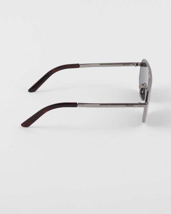 نظارات شمسية بتفاصيل معدنية أيقونية - عدسات باللون الرمادي الجرافيتي نظارات شمسية بتفاصيل معدنية أيقونية - عدسات باللون الرمادي الجرافيتي