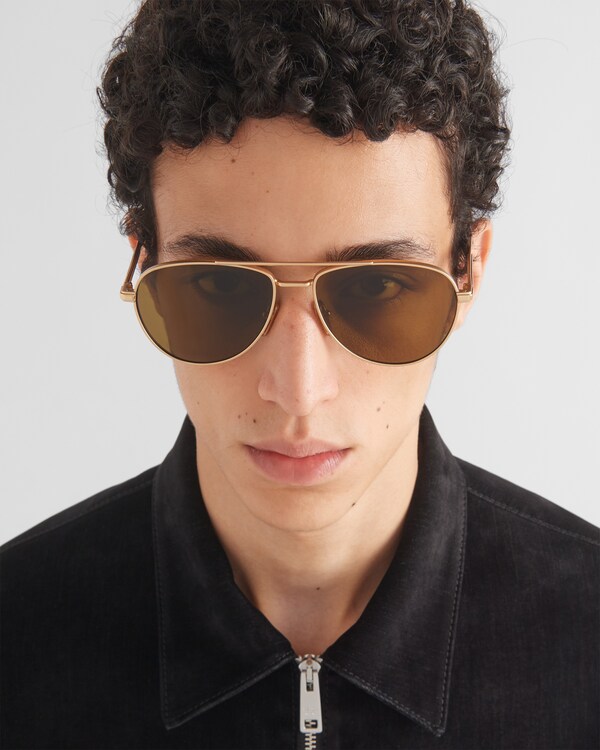 Sunglasses with iconic metal plaque Sunglasses with iconic metal plaque