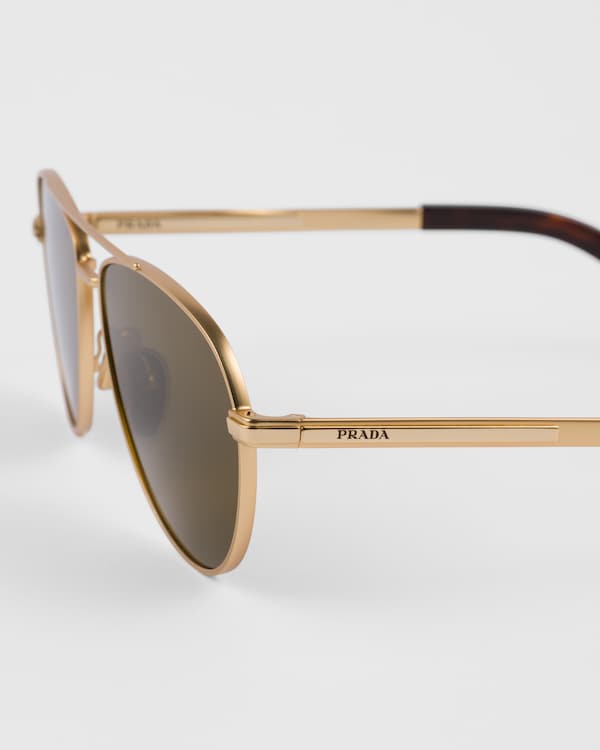 Sunglasses with iconic metal plaque Sunglasses with iconic metal plaque