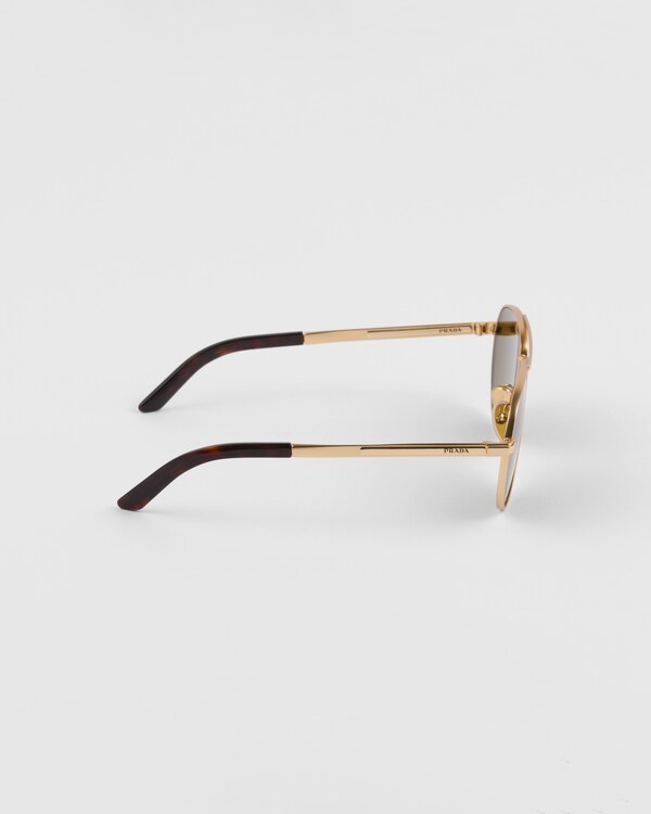 Sunglasses with iconic metal plaque Sunglasses with iconic metal plaque