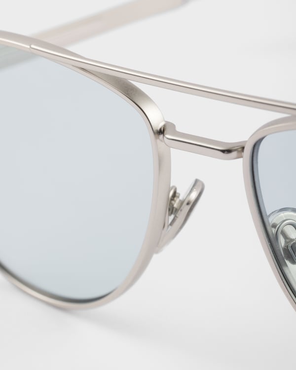 Sunglasses with the iconic metal plaque Sunglasses with the iconic metal plaque
