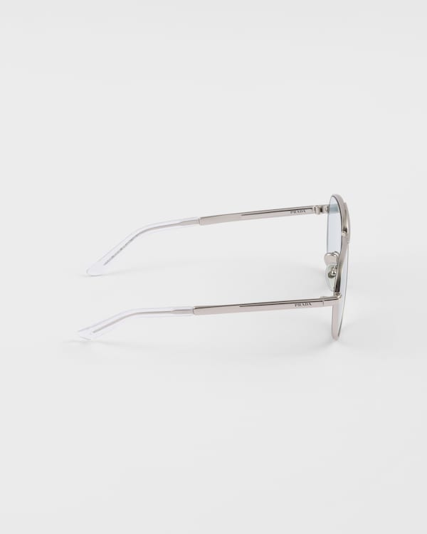 Sunglasses with the iconic metal plaque Sunglasses with the iconic metal plaque