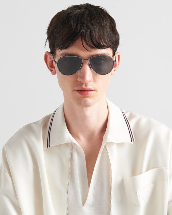 نظارات شمسية بتفاصيل معدنية أيقونية - عدسات باللون الرمادي الجرافيتي نظارات شمسية بتفاصيل معدنية أيقونية - عدسات باللون الرمادي الجرافيتي