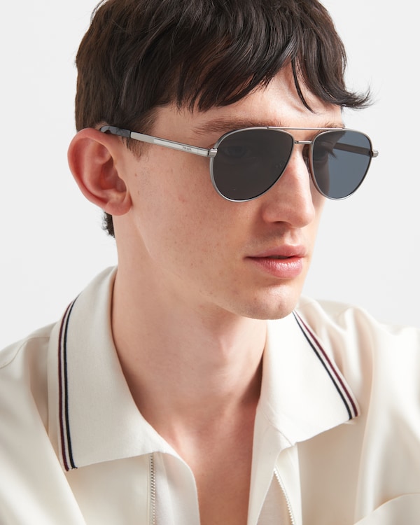 نظارات شمسية بتفاصيل معدنية أيقونية - عدسات باللون الرمادي الجرافيتي نظارات شمسية بتفاصيل معدنية أيقونية - عدسات باللون الرمادي الجرافيتي