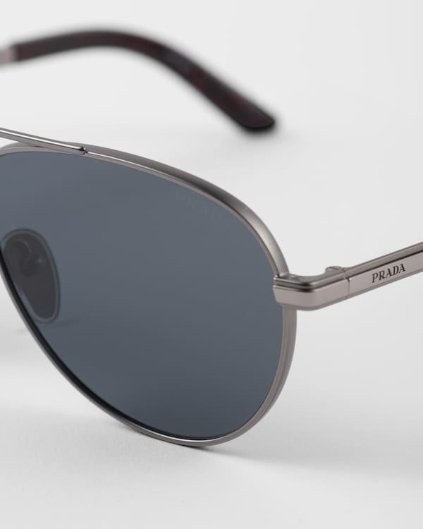 نظارات شمسية بتفاصيل معدنية أيقونية - عدسات باللون الرمادي الجرافيتي نظارات شمسية بتفاصيل معدنية أيقونية - عدسات باللون الرمادي الجرافيتي