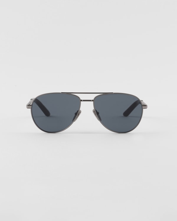 نظارات شمسية بتفاصيل معدنية أيقونية - عدسات باللون الرمادي الجرافيتي نظارات شمسية بتفاصيل معدنية أيقونية - عدسات باللون الرمادي الجرافيتي