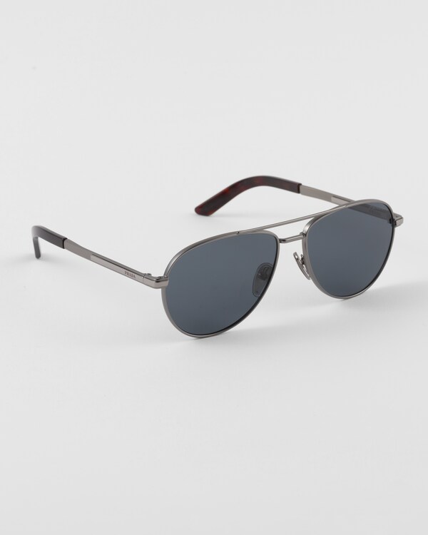 نظارات شمسية بتفاصيل معدنية أيقونية - عدسات باللون الرمادي الجرافيتي نظارات شمسية بتفاصيل معدنية أيقونية - عدسات باللون الرمادي الجرافيتي