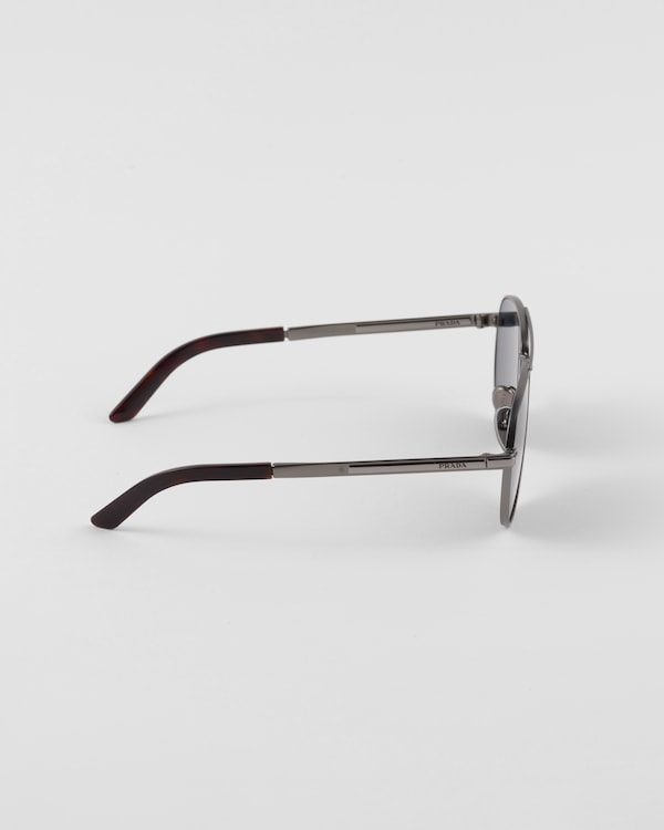 نظارات شمسية بتفاصيل معدنية أيقونية - عدسات باللون الرمادي الجرافيتي نظارات شمسية بتفاصيل معدنية أيقونية - عدسات باللون الرمادي الجرافيتي