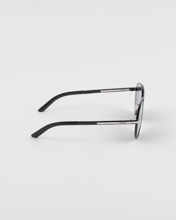 نظارات شمسية بتفاصيل معدنية أيقونية نظارات شمسية بتفاصيل معدنية أيقونية