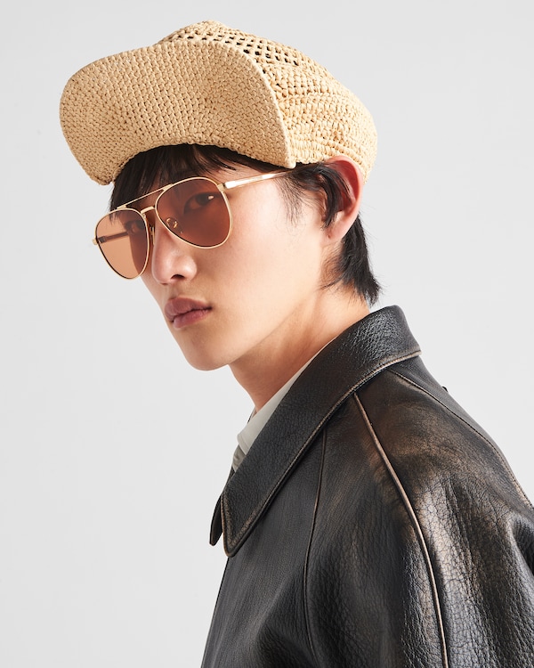 نظارة شمسية مزينة بلوغو برادا نظارة شمسية مزينة بلوغو برادا