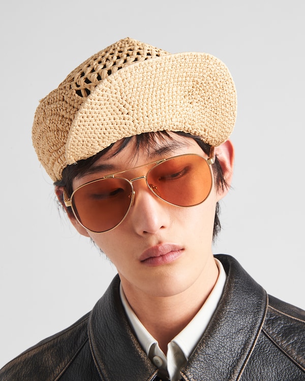 نظارة شمسية مزينة بلوغو برادا نظارة شمسية مزينة بلوغو برادا