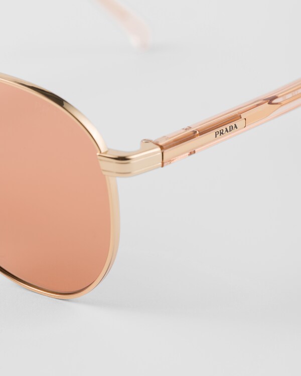 نظارة شمسية مزينة بلوغو برادا نظارة شمسية مزينة بلوغو برادا