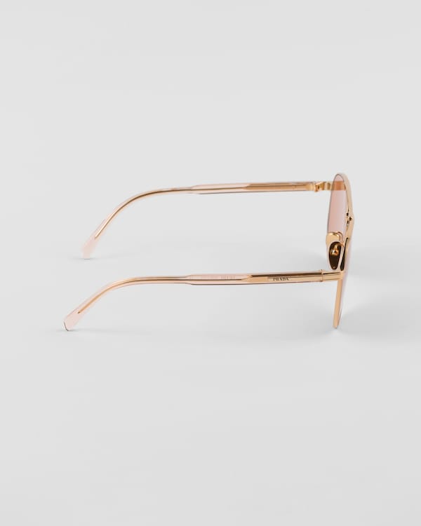 نظارة شمسية مزينة بلوغو برادا نظارة شمسية مزينة بلوغو برادا