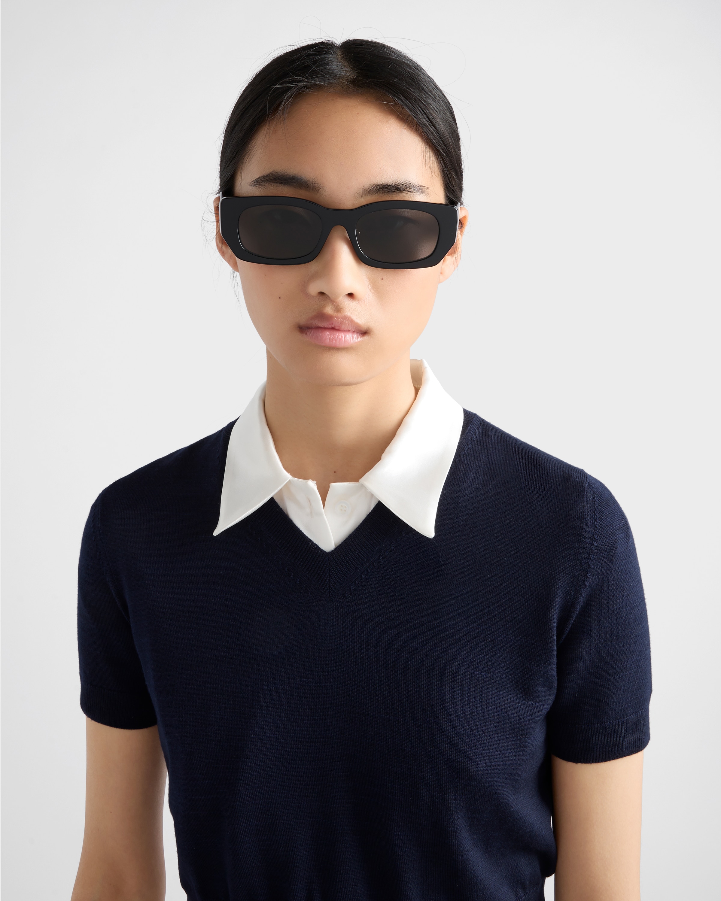 グレーレンズ プラダ ロゴ サングラス | PRADA