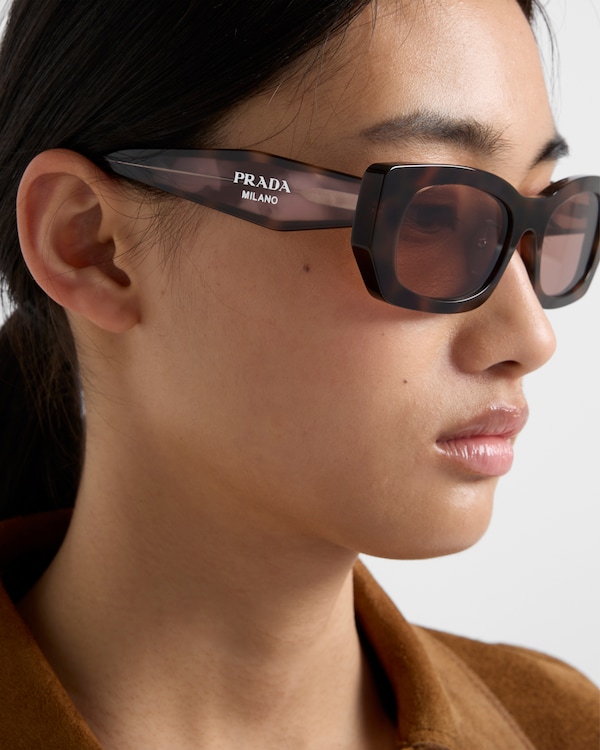 نظارة شمسية مزينة بلوغو برادا - عدسات زجاجية ماهوغوني نظارة شمسية مزينة بلوغو برادا - عدسات زجاجية ماهوغوني