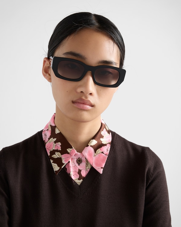 Sunglasses with the Prada logo - Gradient Anthracite Gray Lenses Sunglasses with the Prada logo - Gradient Anthracite Gray Lenses