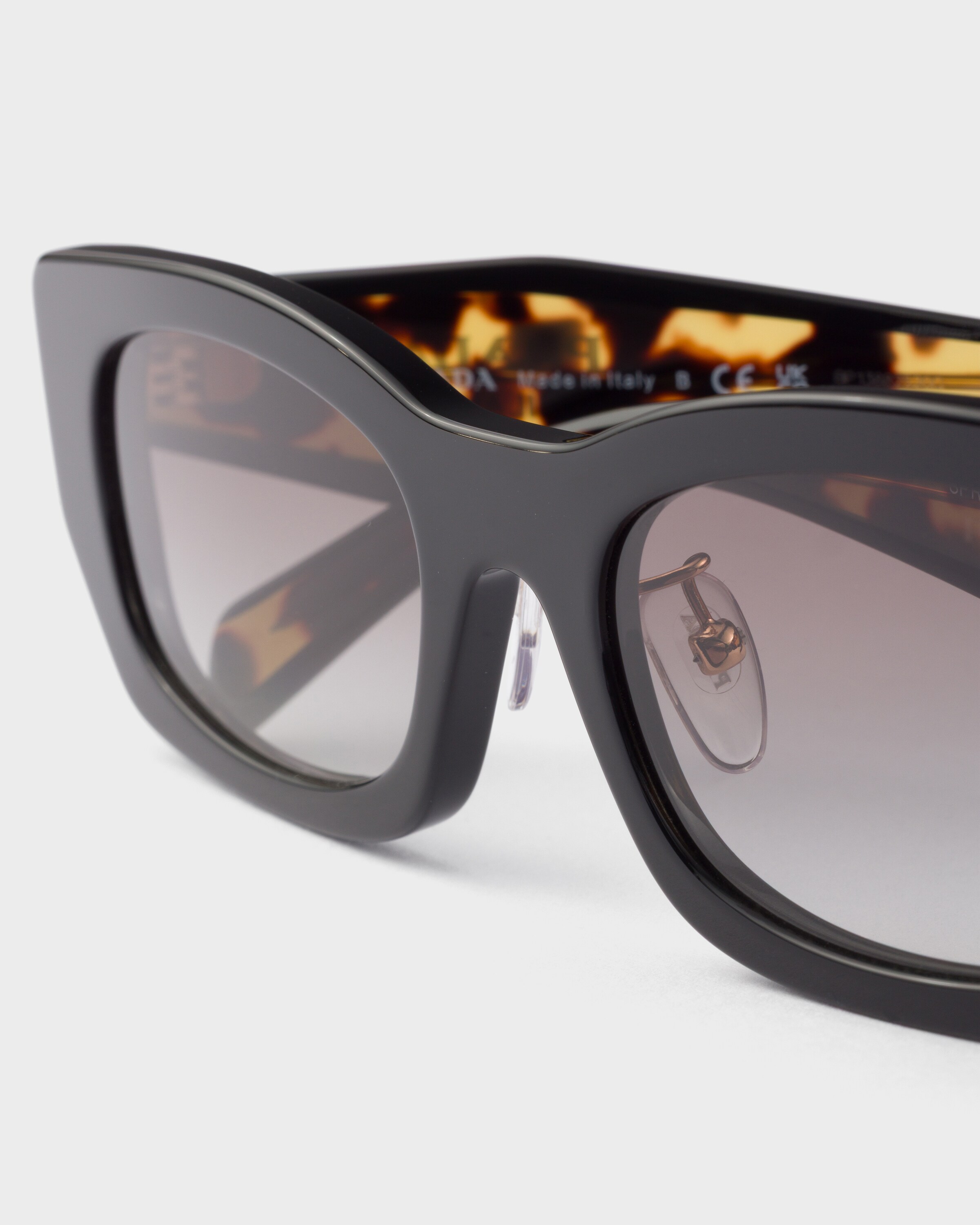 ダークグレー グラデーションレンズ プラダ ロゴ サングラス | PRADA
