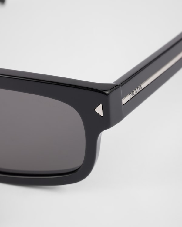 Sunglasses with the iconic metal plaque Sunglasses with the iconic metal plaque