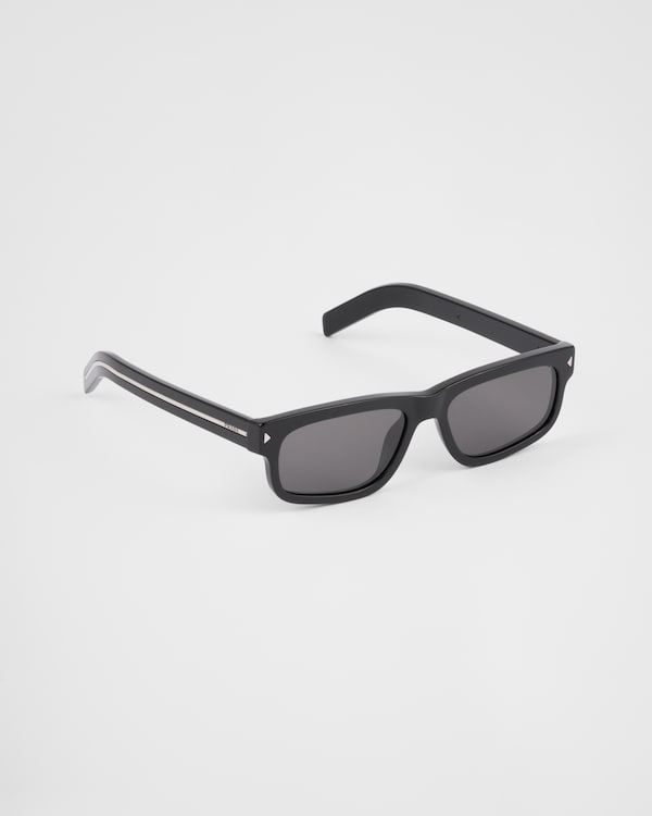 Sunglasses with the iconic metal plaque Sunglasses with the iconic metal plaque