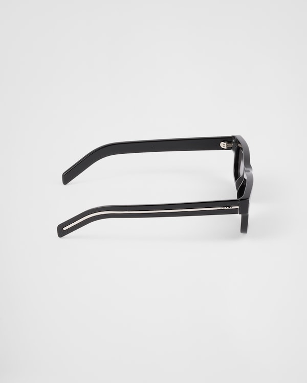 Sunglasses with the iconic metal plaque Sunglasses with the iconic metal plaque