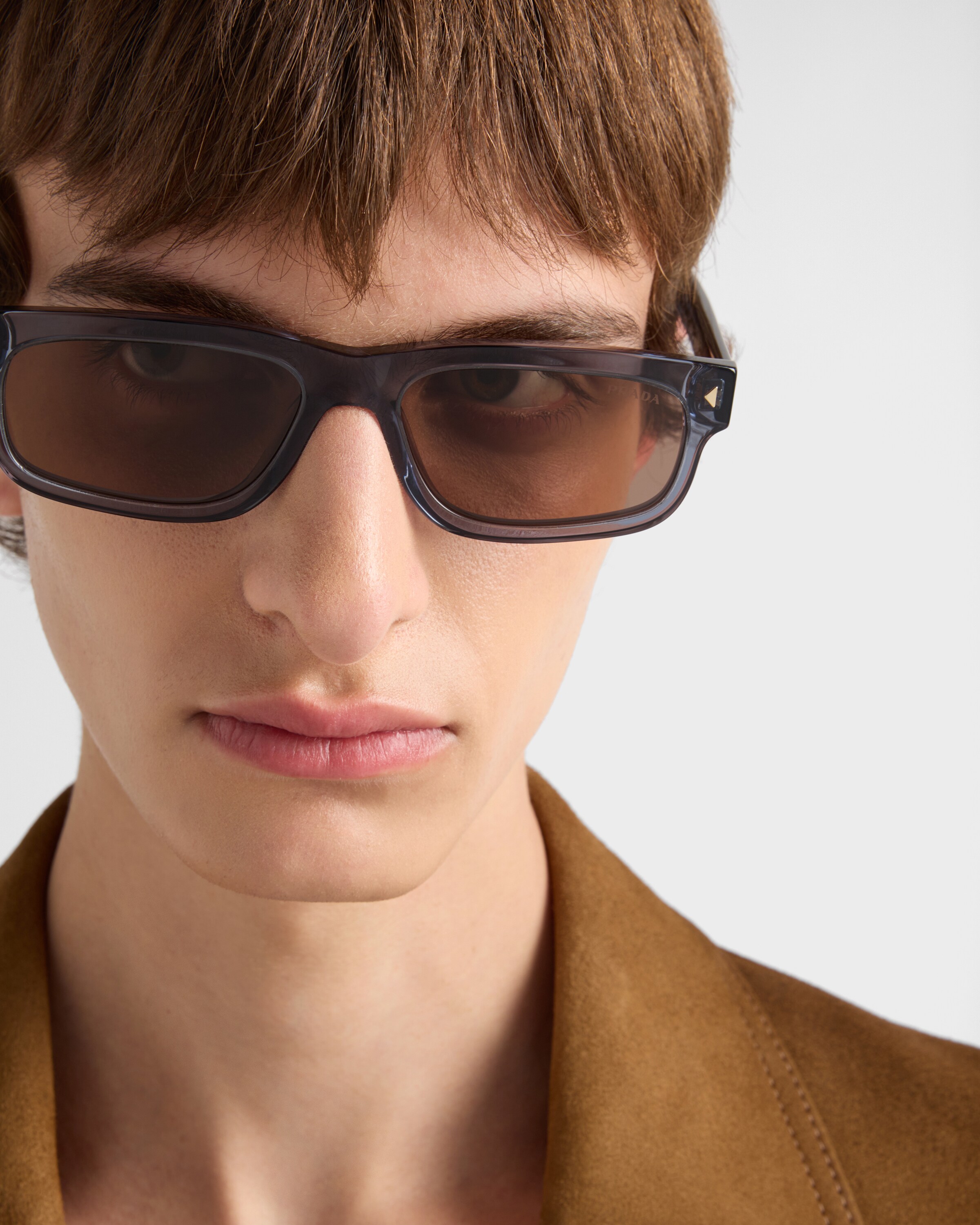 アメリカ通販ファッション バークブラウン PRADA | アイコニックなメタルプレート付サングラス 小物