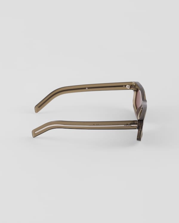 نظارة شمسية بتفاصيل معدنية أيقونية نظارة شمسية بتفاصيل معدنية أيقونية