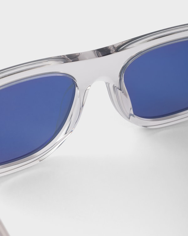 Sunglasses with the iconic metal plaque Sunglasses with the iconic metal plaque