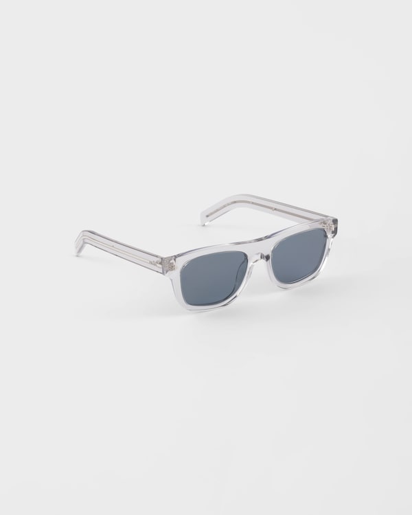 Sunglasses with the iconic metal plaque Sunglasses with the iconic metal plaque