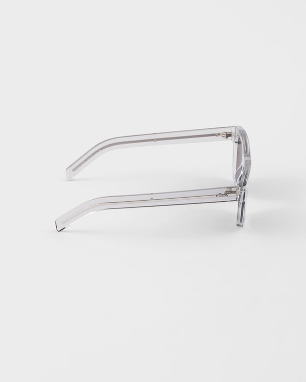 Sunglasses with the iconic metal plaque Sunglasses with the iconic metal plaque