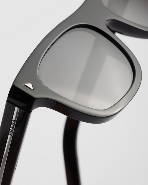 Sunglasses with the iconic metal plaque Sunglasses with the iconic metal plaque