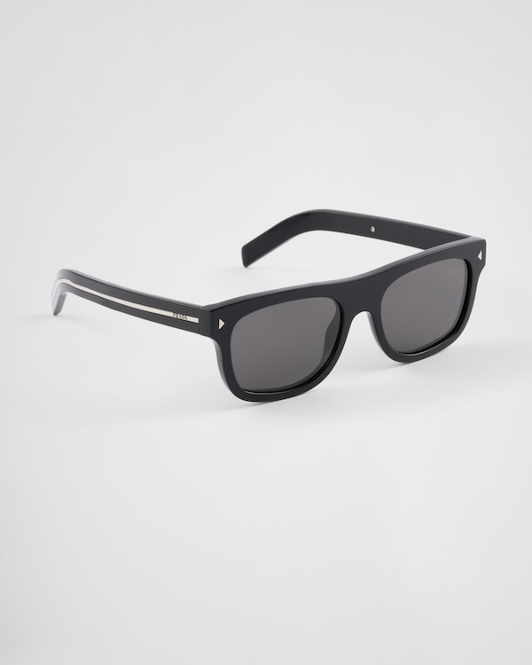 Sunglasses with the iconic metal plaque Sunglasses with the iconic metal plaque