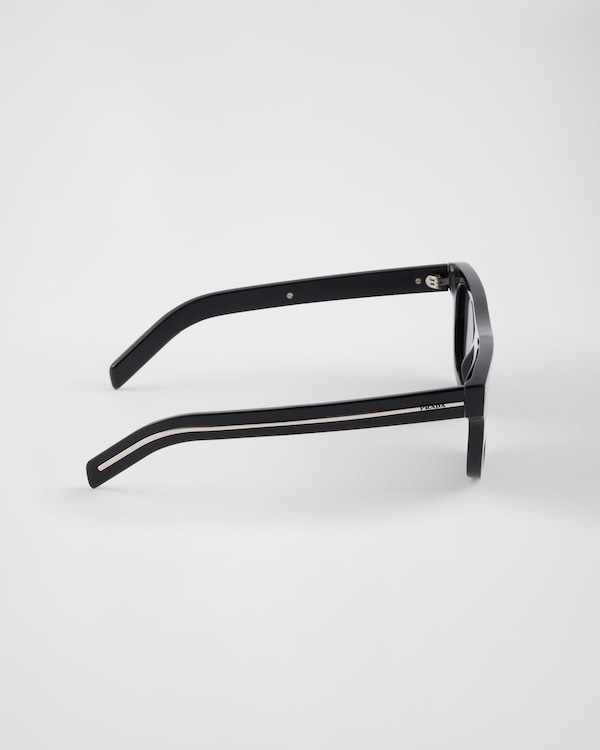 Sunglasses with the iconic metal plaque Sunglasses with the iconic metal plaque