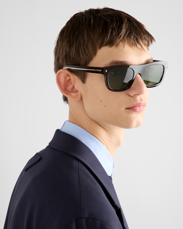 Sonnenbrille mit der ikonischen Plakette aus Metall Sonnenbrille mit der ikonischen Plakette aus Metall